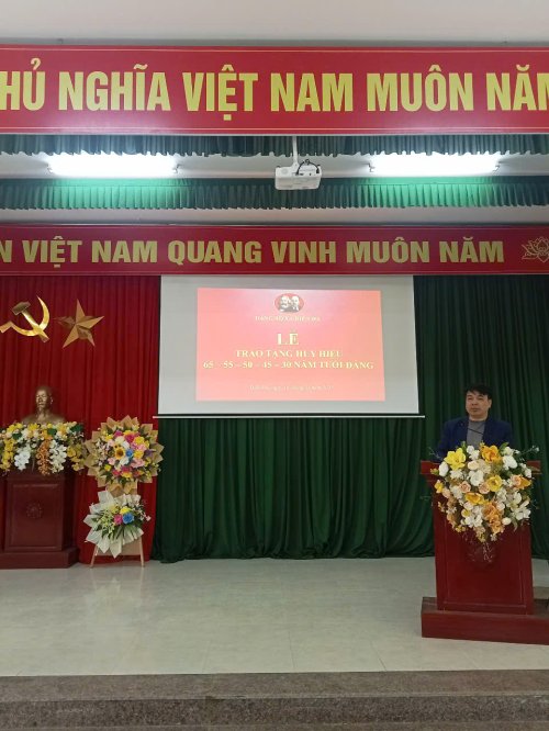 Niên phát biểu.jpg